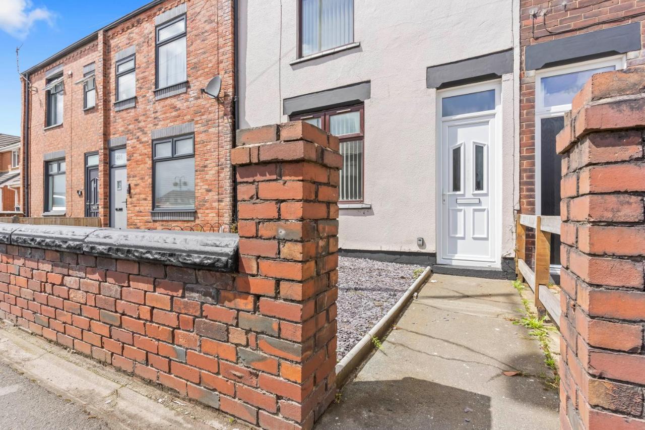 Stylish House - Sleeps 7 - Free Parking, Fast WiFi and Smart TV - Contractors, Groups and Long Stays Welcome by Yoko Property - Ferienwohnung Wigan