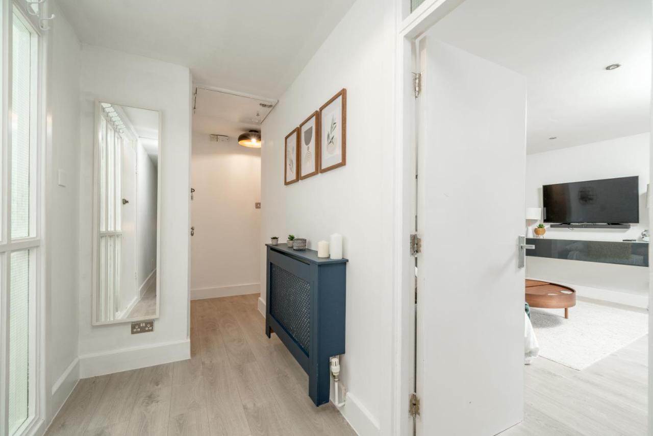 MODERN & SPACIOUS Canary Wharf Apartment, PRIME CENTRAL LOCATION, BALCONY, Near O2, EXCEL, LONDON CITY AIRPORT & GREENWICH - B&B London