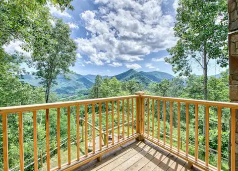 Maggie Valley Cabin with Beautiful Mountain Views, HotTub, Pet Friendly, GameRoom, FirePlace - B&B