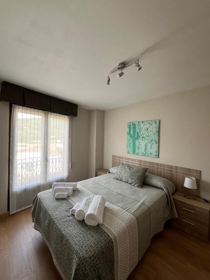 Santa Coloma Apartamentos - Bed and Breakfast