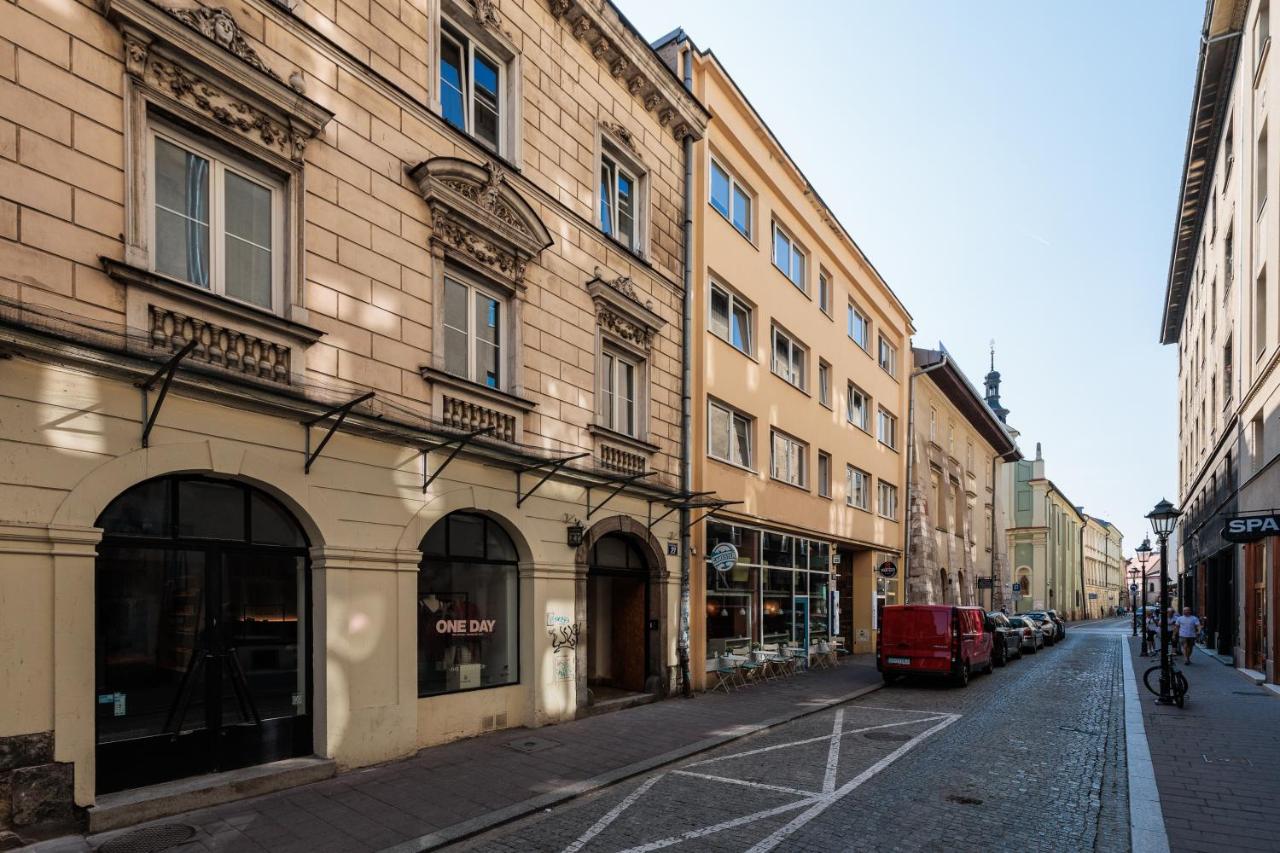 Retro Glamour with a Modern Edge - by Upstairs - B&B Cracovia