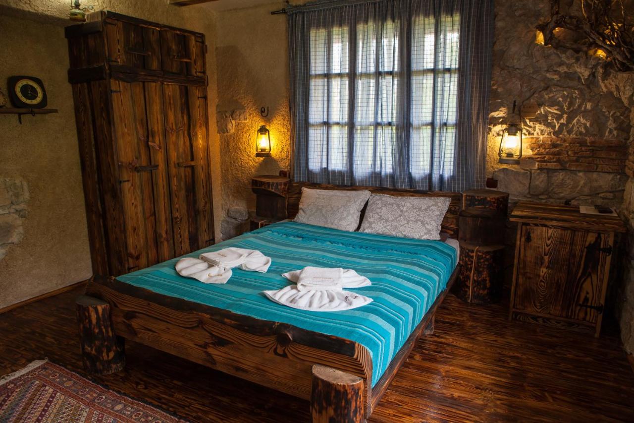 Deluxe Double Room (2 Adults + 1 Child)