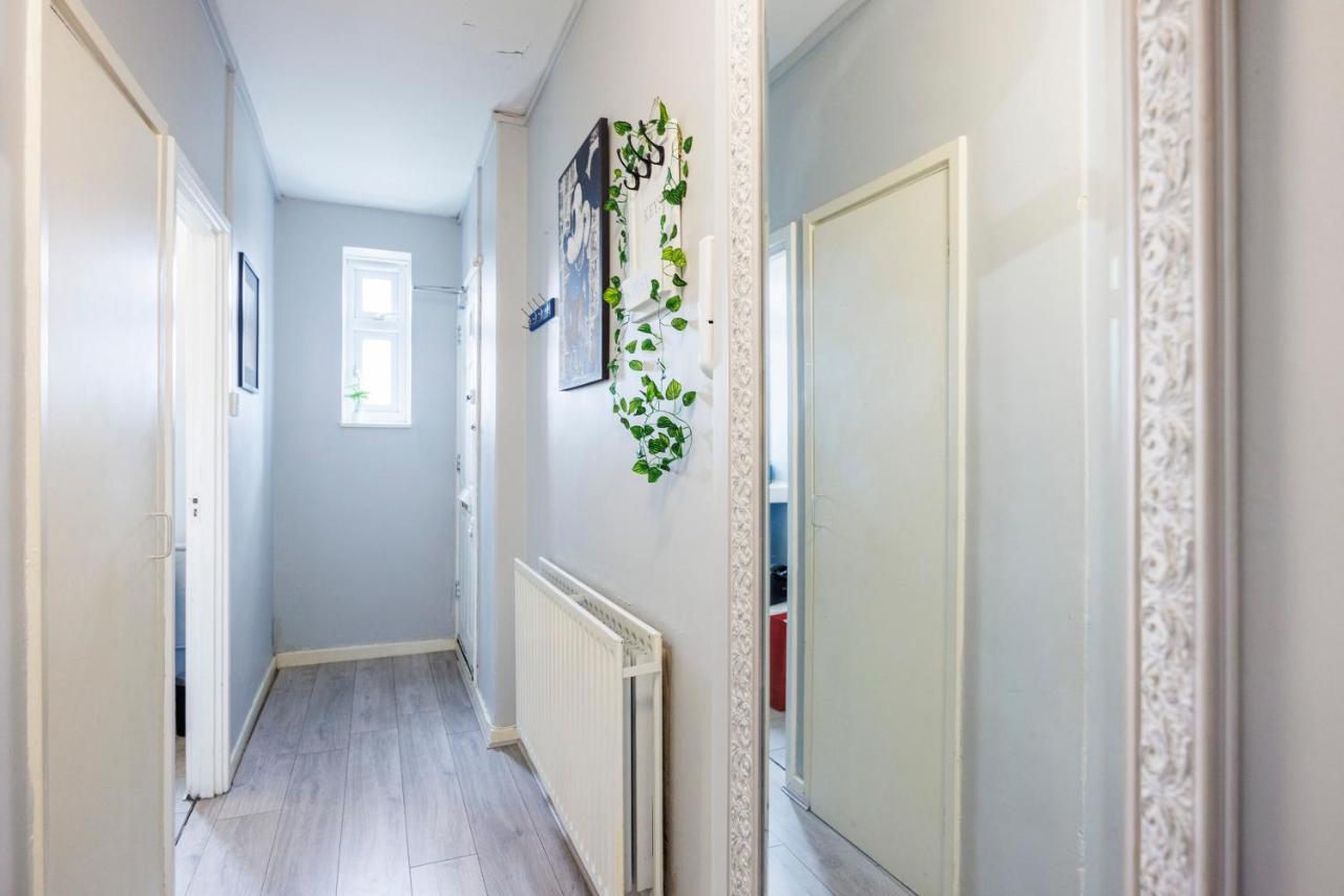 Spacious 2-Bedroom Apartment with Terrace, Garden Views & Free WiFi Near Olympic Stadium - B&B