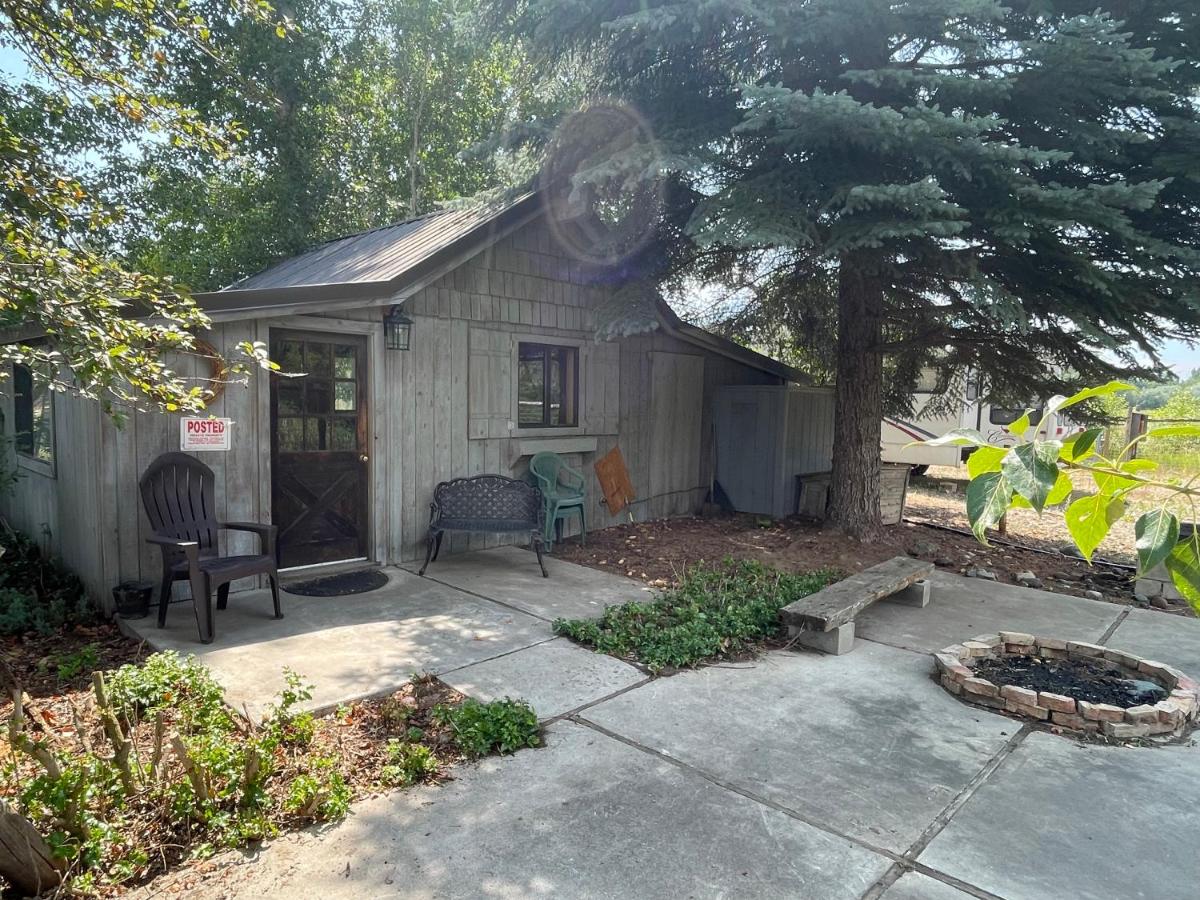 Cozy Cottage off Salmon River Tributary, in Town - B&B