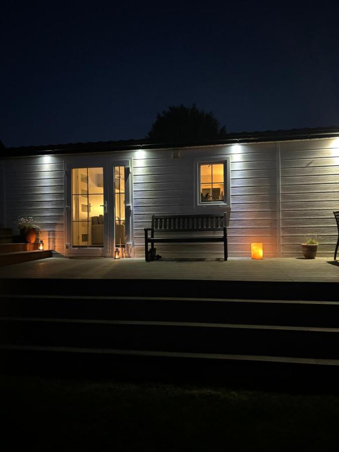TheLittleHouse-By-The-Lake - B&B