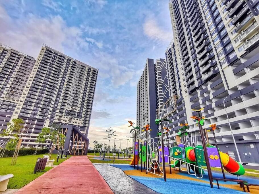TIZ Palace Homestay 3R3B Apartment w Sunset View Balcony and pool Nearby Bangi Wonderland - B&B Kajang