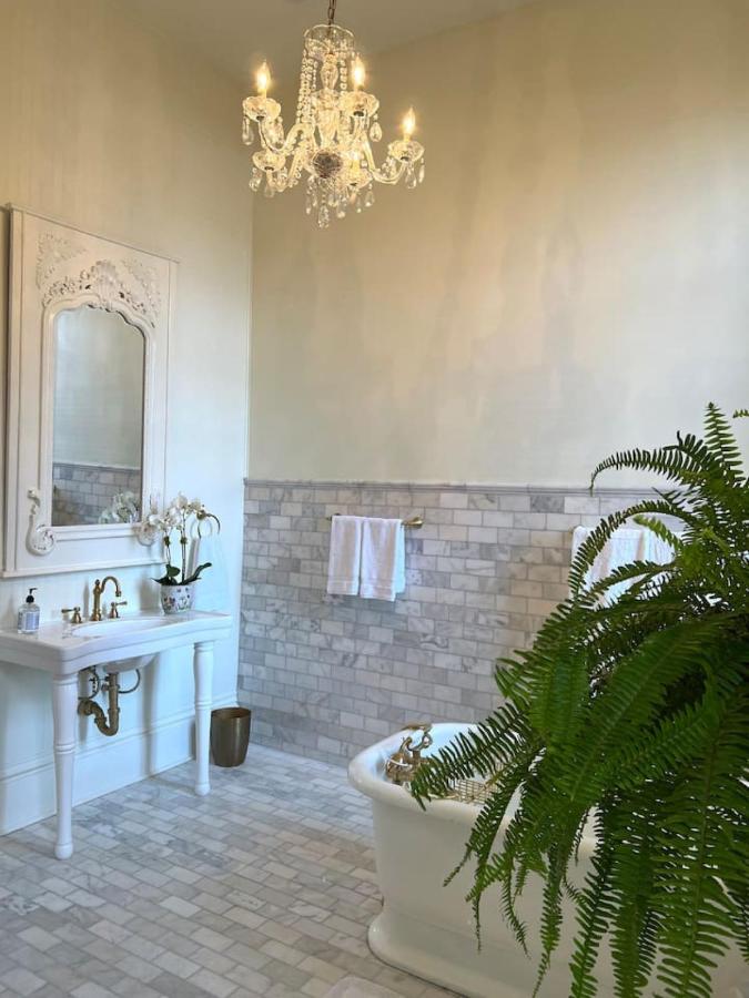 Above Bank Alley Suite - B&B Natchez