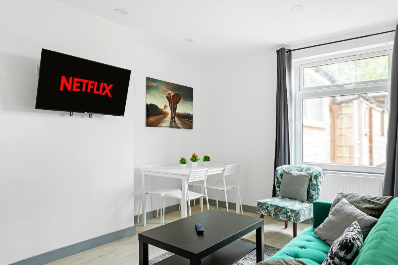 Stanion Luxurious 3 Bedroom Modern House Northamptonshire, Double, Twins, Single, Free Parking, Free Wi-Fi, Pets, Up to 8 Sleeps, 4 Smart TVs - Chambres d'hôtes Corby