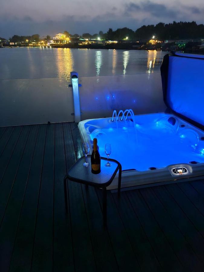 Lakeside Holiday Home with Hot Tub - Ferienwohnung