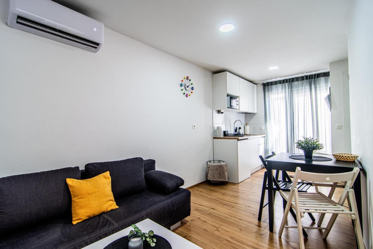 Flexible SelfCheckIns 106 - Zagreb - City Centre - Loggia - B&B