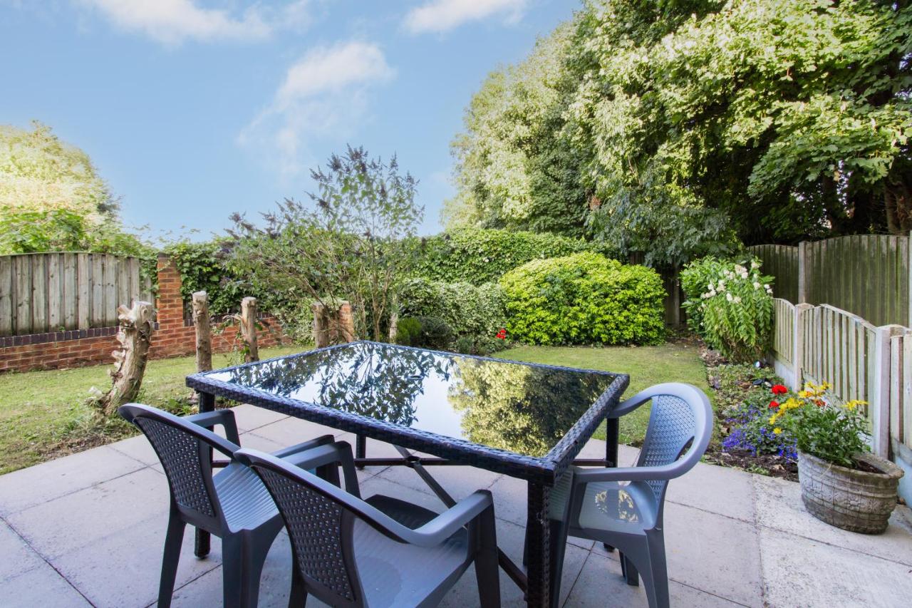 Charming Meadowfield Apartment - Ferienwohnung