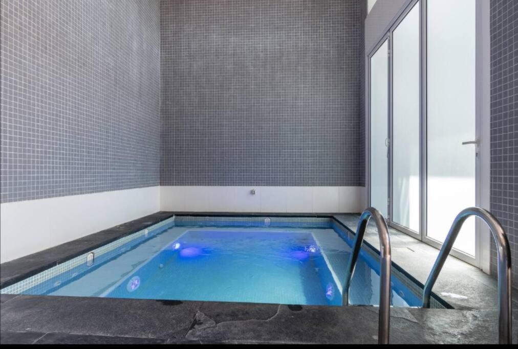 Luxury 2BR DIFC Full Kitchen, Pool, Gym Near Restaurants - B&B