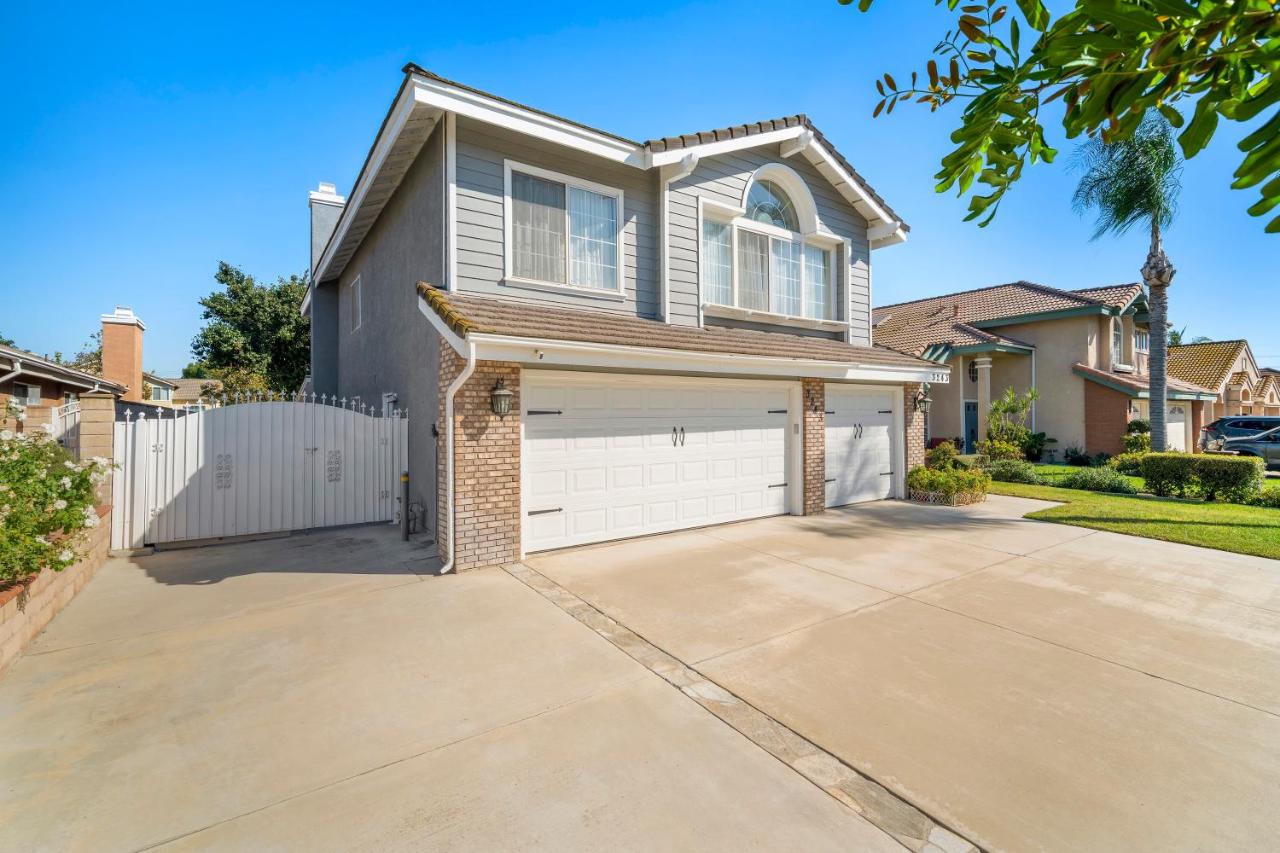 Near Airport & Outlet & ONT Field 6 bedroom large house - Chambres d'hôtes Ontario