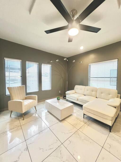 Gated Residence in Uptown Edinburg - Bed and Breakfast Edinburg