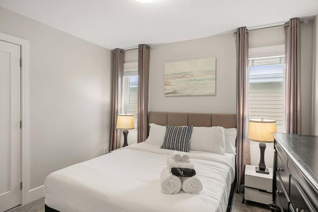 Luxurious Entire House with Cental AC, Double Car Garage Parking, Upgraded Appliances, King Size Bed, Two Living Rooms & More - Chambres d'hôtes Nisku