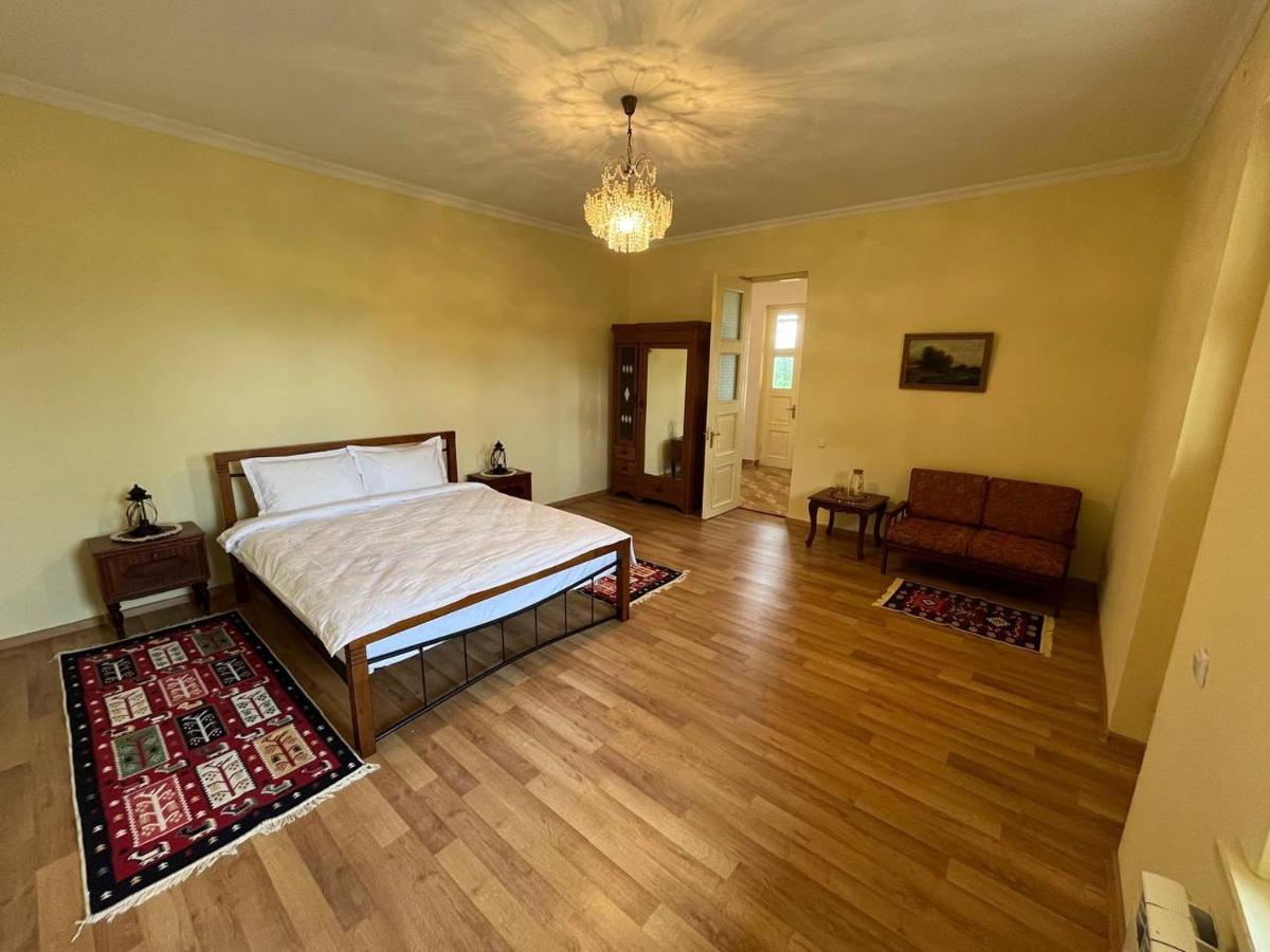 Dreibettzimmer mit Balkon