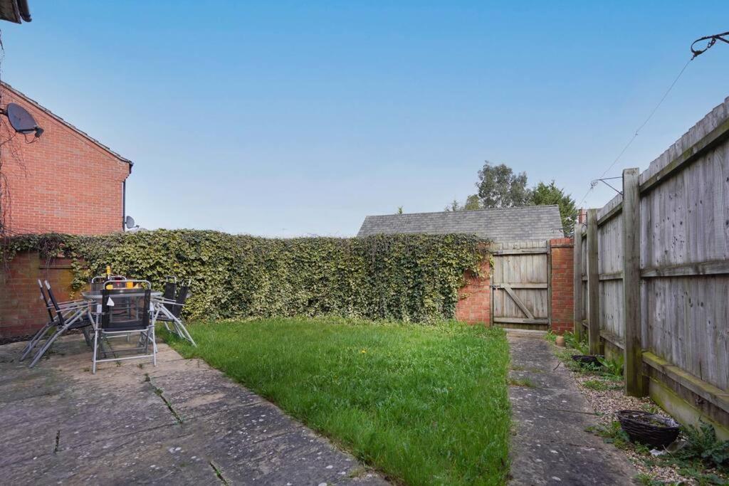 Grange House • Free Parking • Garden • Super-Fast Wifi • Smart TVs with Netflix • Yoko Property - Bed and Breakfast Northampton