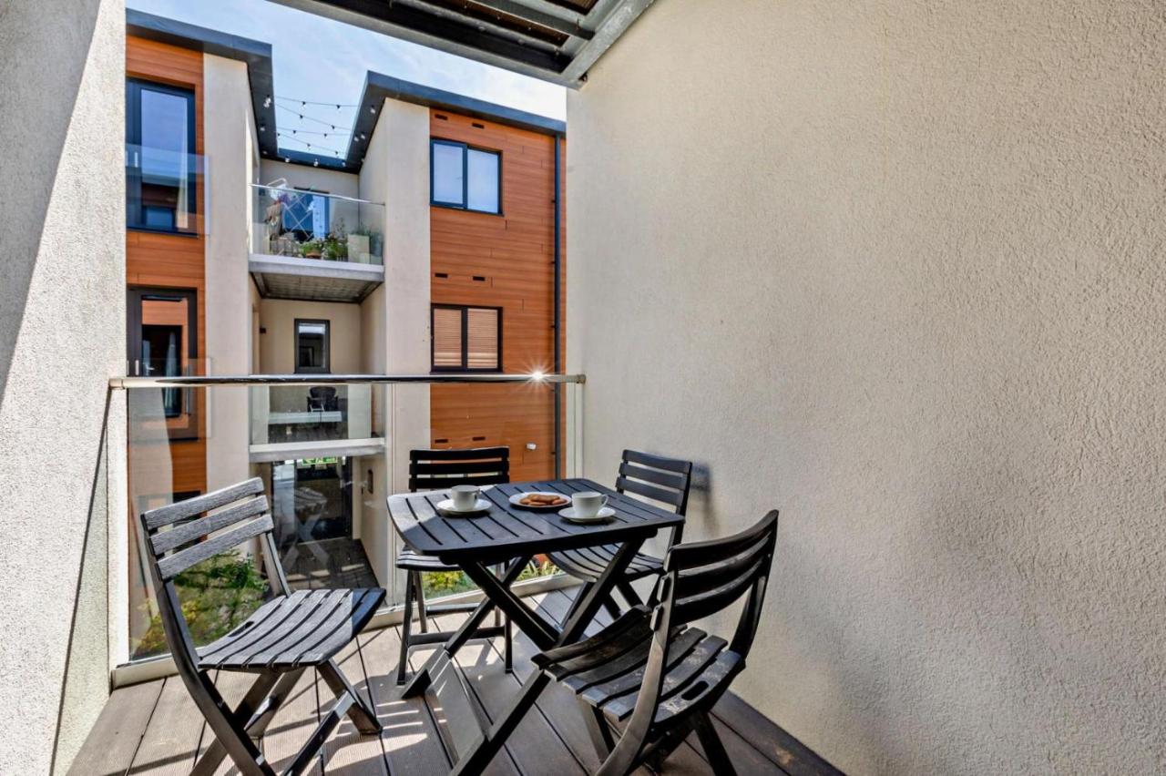 Byron - Luxury Self-Catering Coastal Apartment at the Heart of Woolacombe with Heated Indoor Pool & Gym - 4 Minutes Walk to Beach! 6 Middlecombe - B&B