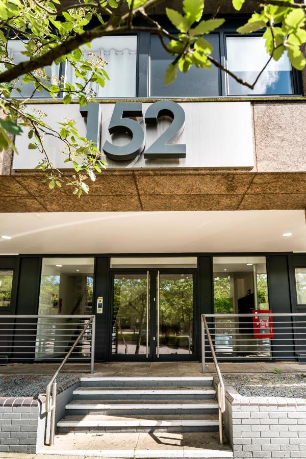 One-Bedroom Apartment - Free Wi-Fi, 4 Mins from Station, Perfect for Long Stays By AV Hughes Properties - Ferienwohnung