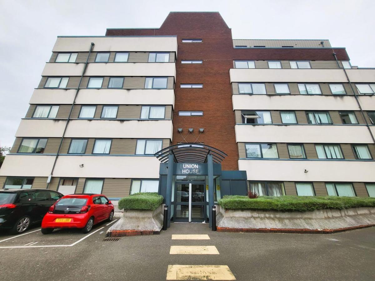 London Heathrow Apartment - Hayes & Harlington - Bed and Breakfast