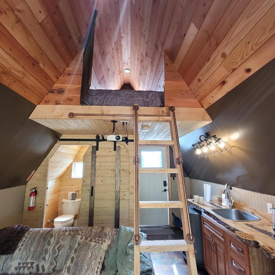 Mushroom theme cabin on 33 Acre Farm - B&B