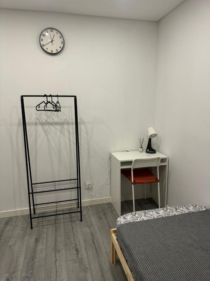 Shared Room with single bed in modern apartment - B&B
