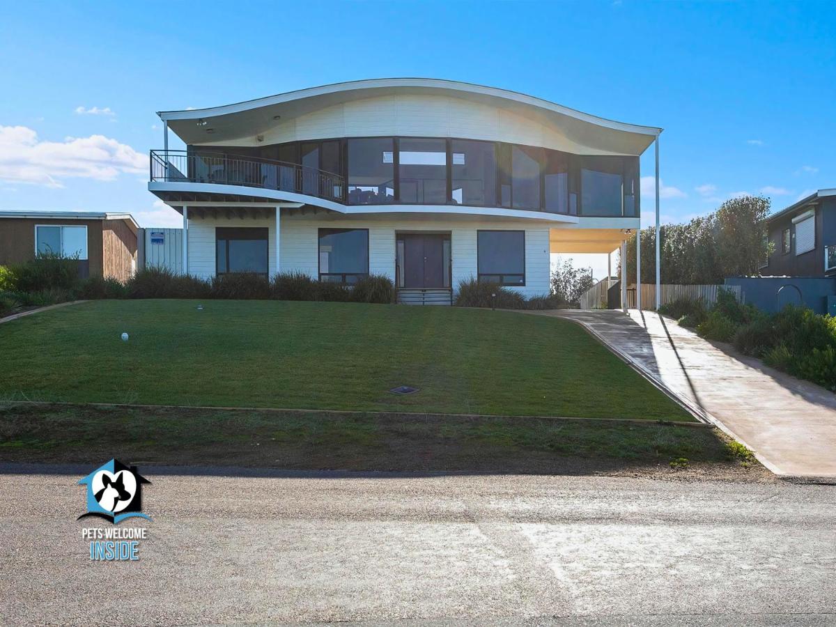 Architect Designed Beach House with Sweeping Views - B&B