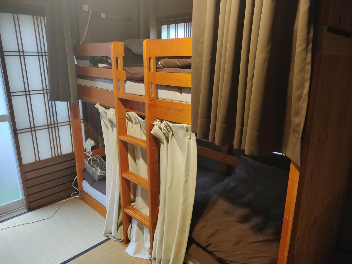 Cama en habitación compartida con 4 camas