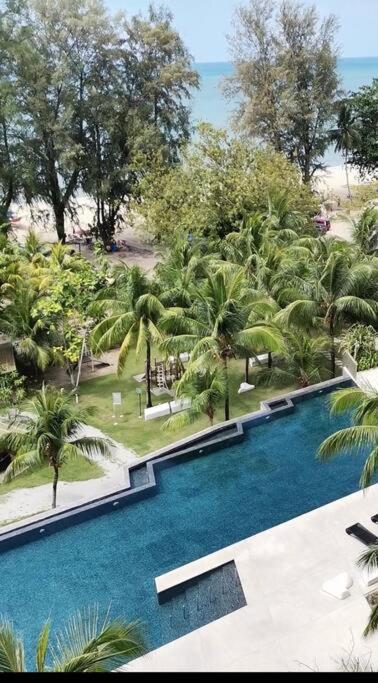 By The Sea Beach Front Sea view Apartment 3 - Chambres d’hôtes Batu Feringgi