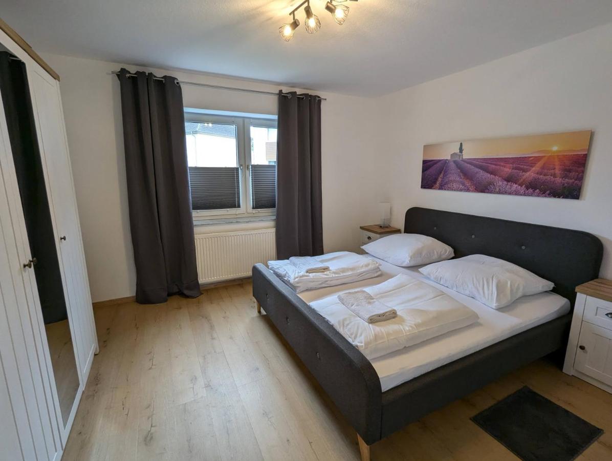 Moderne Ferienwohnung für bis zu 6 Personen - Netflix, PS4, Zentrumsnähe und mehr in Celle - Chambres d'hôtes Celle