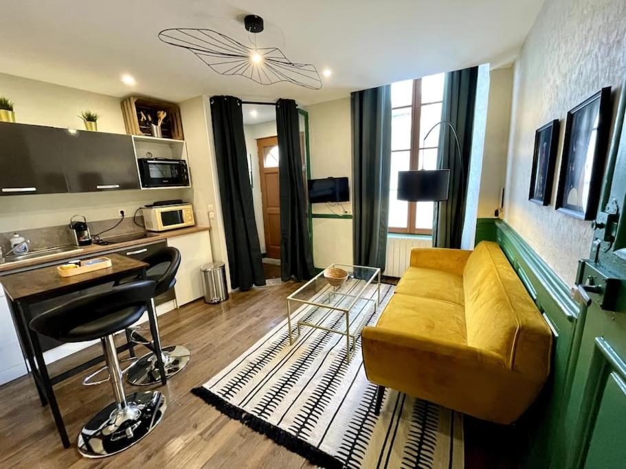 Studio " Les Coulisses" Verdun Centre - Parking Moto et Vélo - WIFI - Couchage 1 GRAND LIT - Géré par PrestaZen'Services - Chambres d'hôtes Verdun
