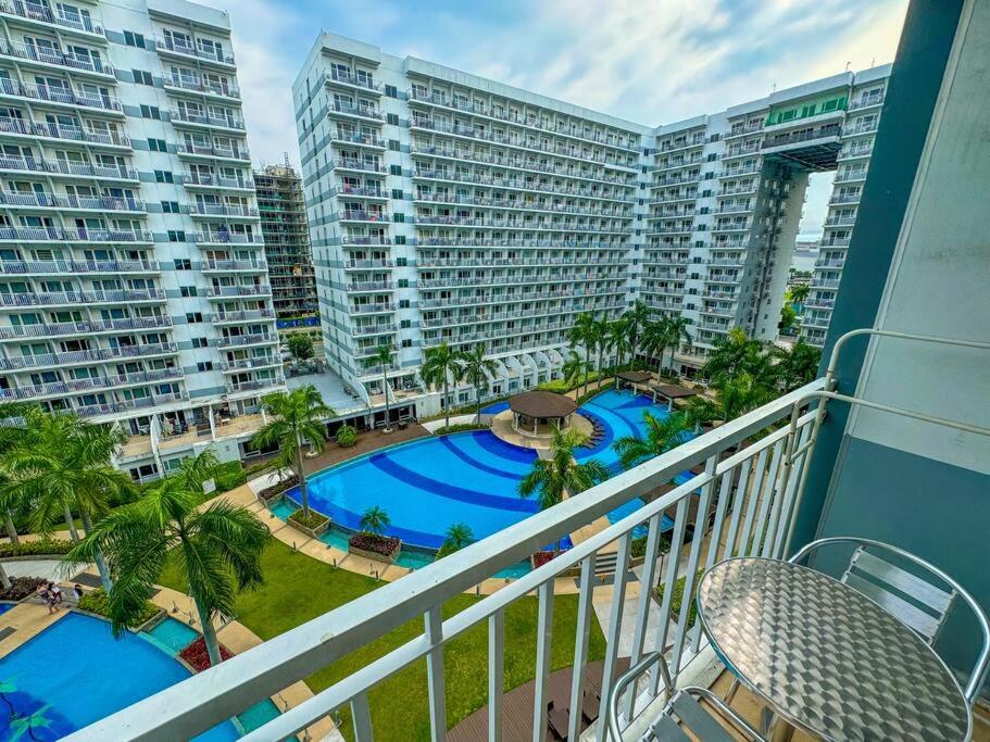 Pool View 1BR 2-4 Guests, 5 mins to Mall of Asia - B&B