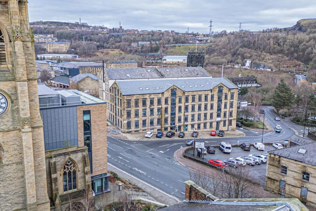Chic Mill conversion beside Piece Hall & Eureka! - Ferienwohnung
