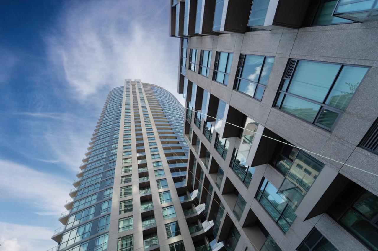 Spacious 2 Bedroom plus Den, 2 Bath, Sleeps 5 with Balcony and Lakeview Downtown Toronto Condo - Ferienwohnung Toronto