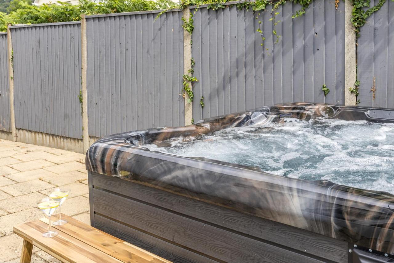 Greenacre - Close to beaches with Hydropool spa - B&B