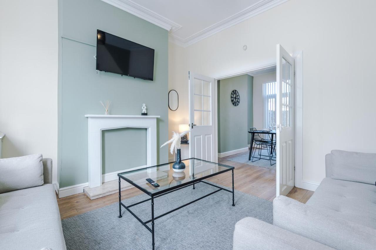 NEW! Stunning Home in Liverpool by 53 Degrees Property, Ideal for Large Groups & Business, Sleeps 10! - B&B