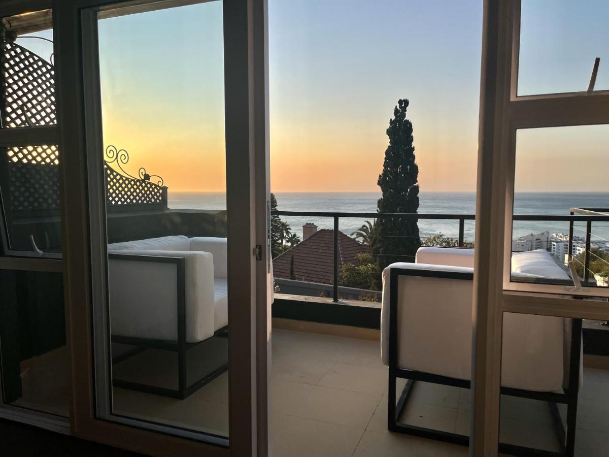 Zimmer mit Kingsize-Bett und Meerblick