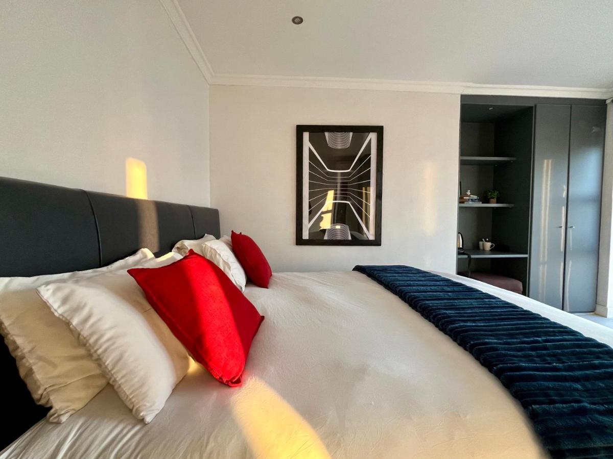 Zimmer mit Kingsize-Bett und Balkon
