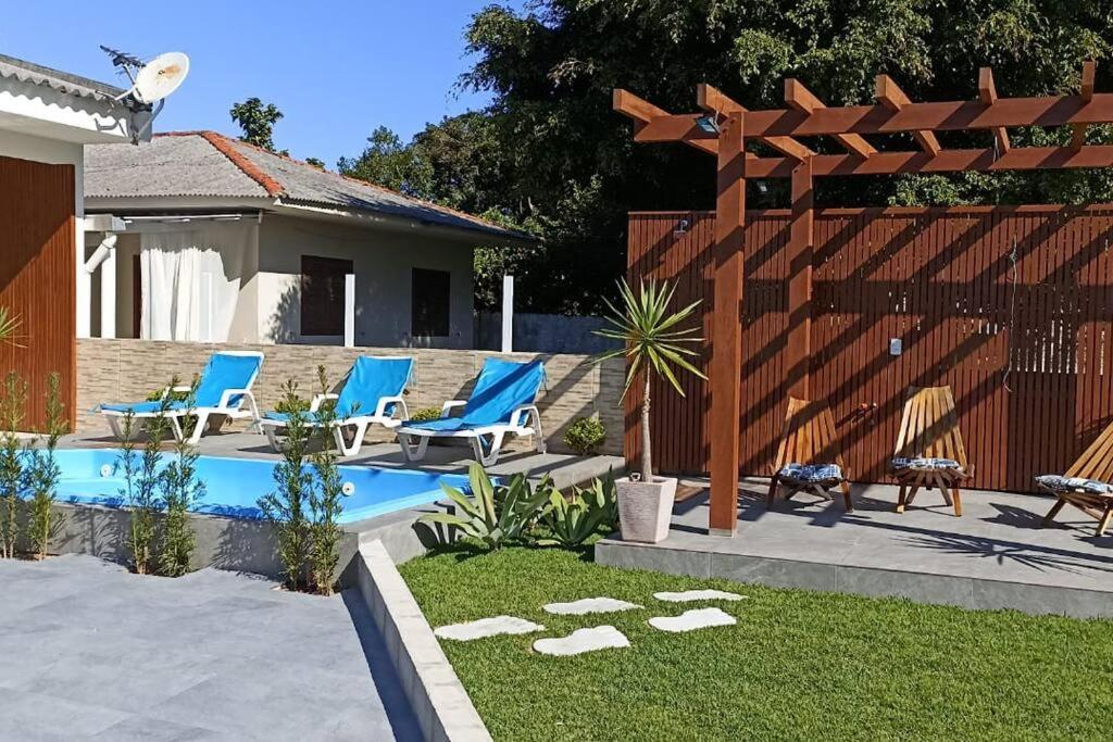 Linda Casa com Piscina e Jacuzzi na Pinheira para 12 pessoas - B&B