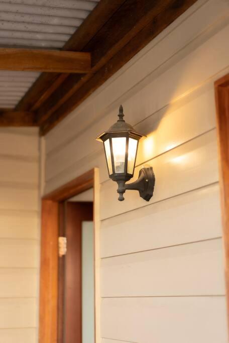 House of Fairy Wren -Charming Queenslander Cottage mins drive to Brisbane CBD and Gabba Stadium! - B&B
