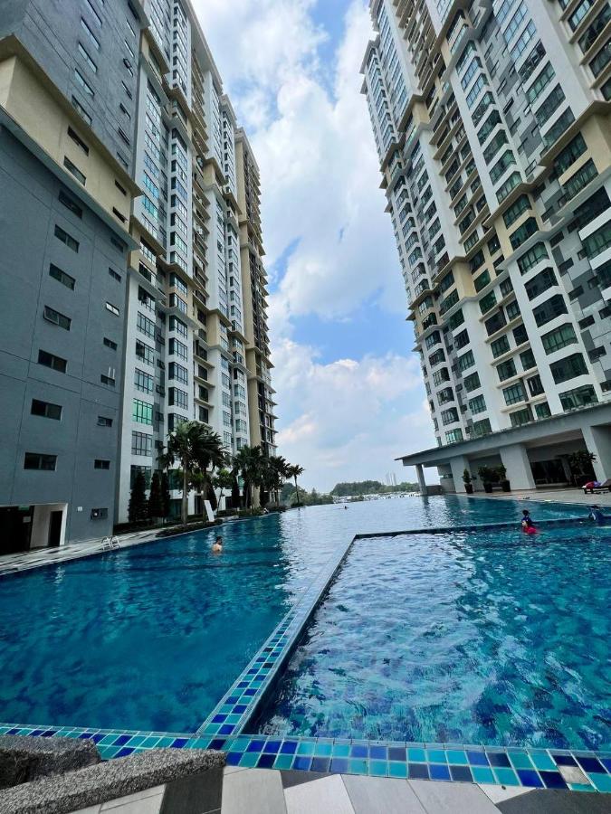 ARC Austin Hills KZ Homestay JB Swimming Pool Musleem - B&B
