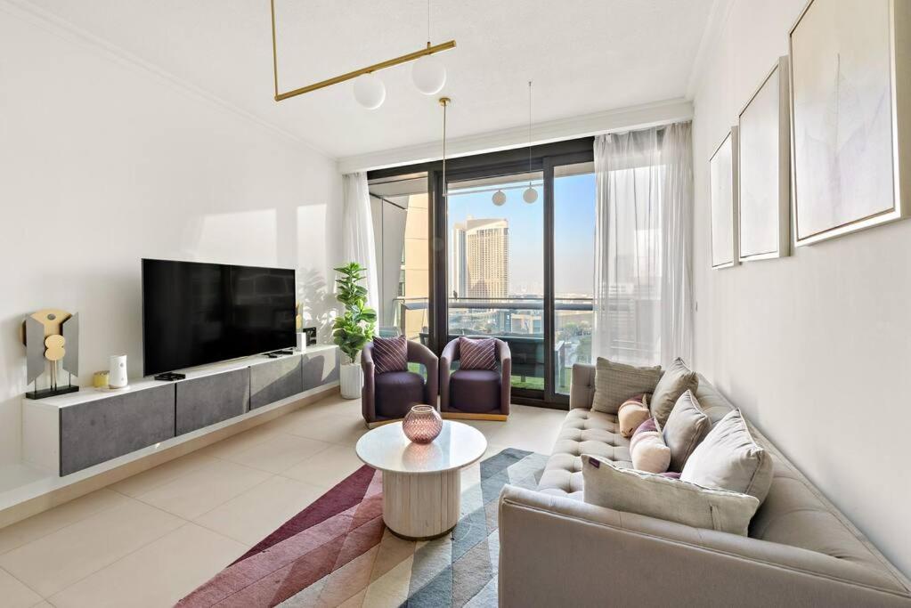 Luxury 2BR Burj View with Pool Walk to Mall & Metro Dining Shopping - B&B Dubai