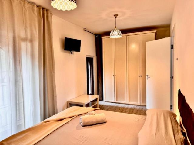 Two-Bedroom Apartment with Mountain View