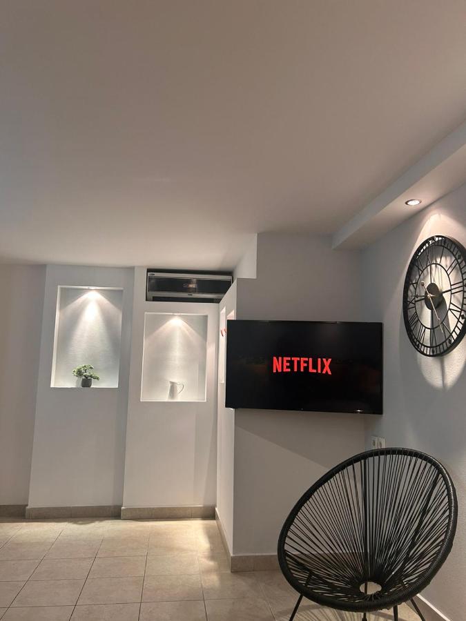 Ismini Basement Retreat - B&B