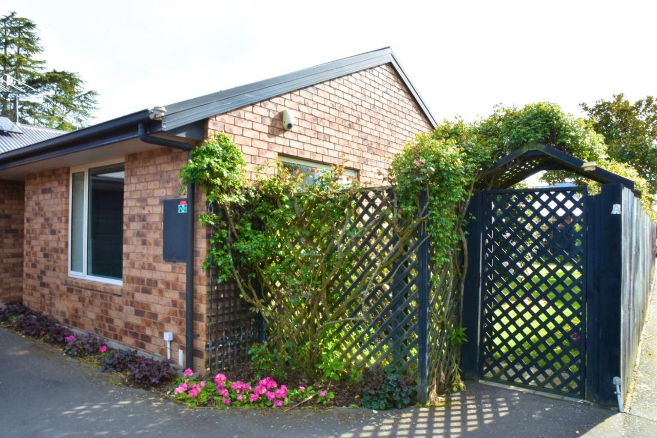 Sunny Garden Retreat - 3-BR Home near Mall, City & Airport - Chambres d'hôtes Christchurch