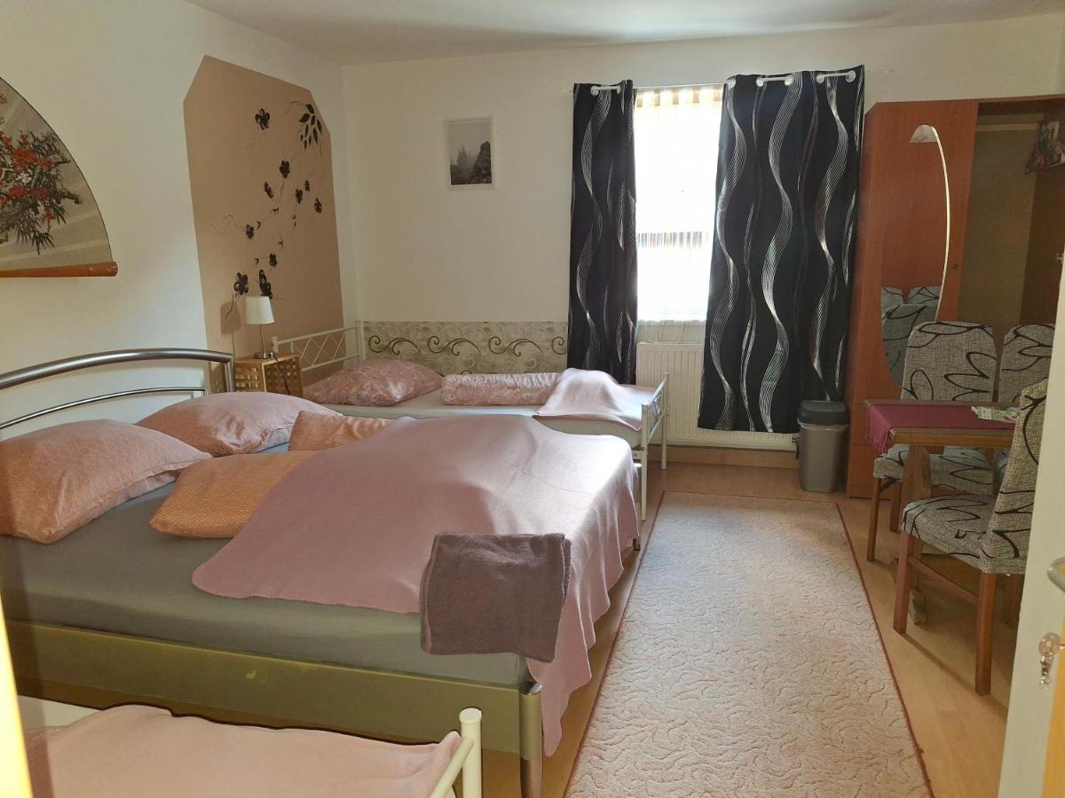 Chambre Quadruple avec Salle de Bains Commune