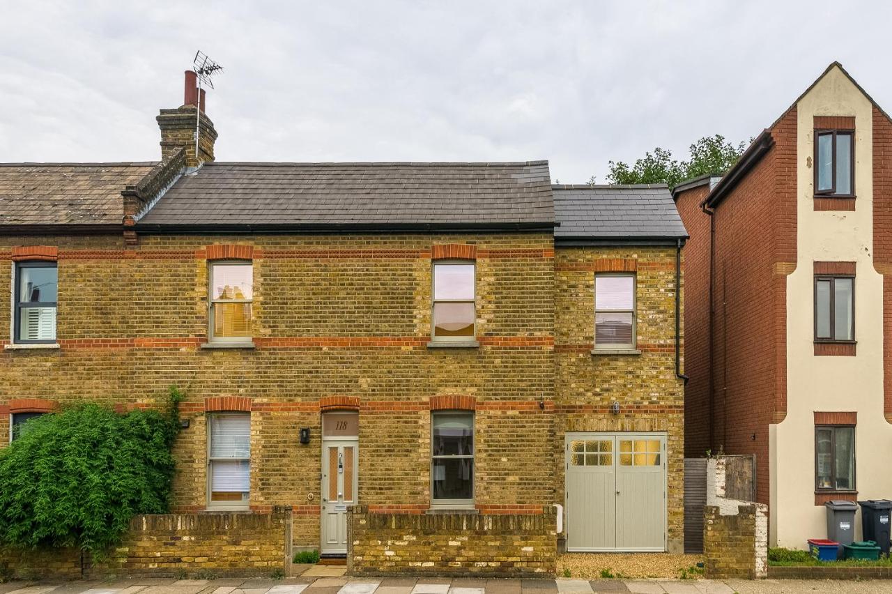 5 Bed 2 Bath House By LiveStay Short Lets & Serviced Accommodation Isleworth with Private Garden & Jacuzzi - B&B