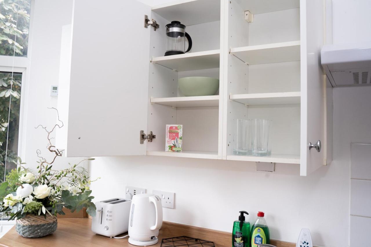 Stylish Swindon Town Centre Apartment, FREE parking, sleeps up to 3 - B&B