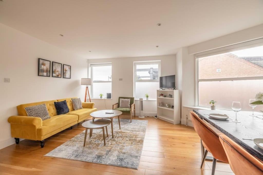 Central Windsor 2 Bed Apartment, River Views & Parking - Ferienwohnung