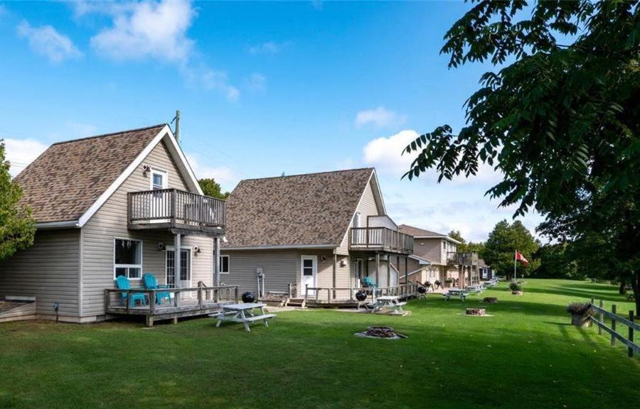 Lions Head Beach Motel & Cottages - WATERFRONT - B&B